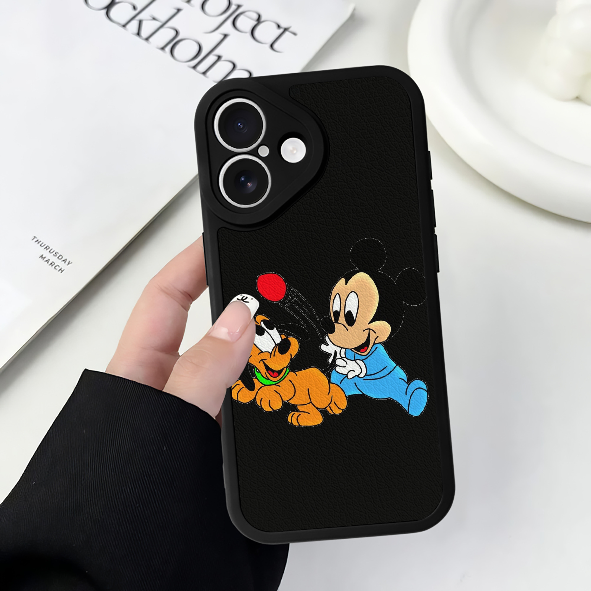 （画像用） ミッキーマウス Mickey Mouse 【iPhone 16シリーズ対応】シリコンスマホケース（レザー調） 材質：シリコン